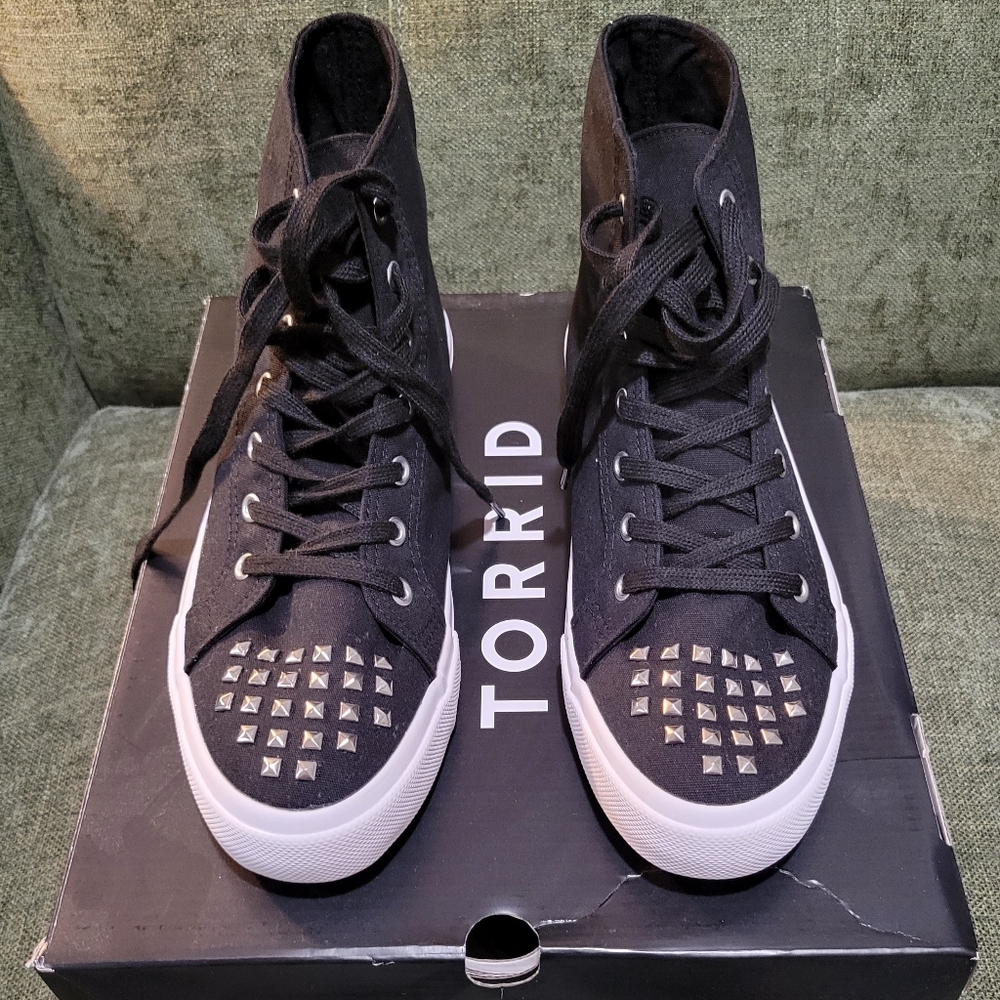 BLACK SKULL HIGH-TOP SNEAKER (SIZE 11) (NEVER WORN)